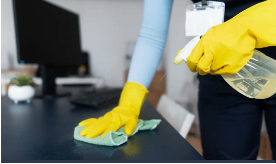 Nettoyage professionnel écologique JENNACLEAN - Équipe en action avec produits naturels